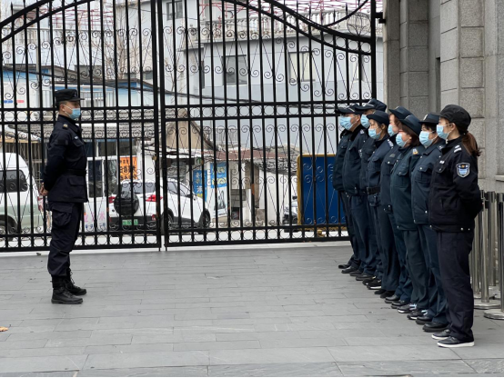 潤(rùn)州保安公司組織鎮(zhèn)江崇實(shí)女子中學(xué)保安隊(duì)員進(jìn)行隊(duì)列及防爆器械訓(xùn)練