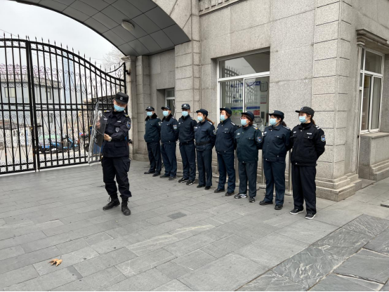 潤(rùn)州保安公司組織鎮(zhèn)江崇實(shí)女子中學(xué)保安隊(duì)員進(jìn)行隊(duì)列及防爆器械訓(xùn)練