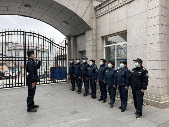 潤(rùn)州保安公司組織鎮(zhèn)江崇實(shí)女子中學(xué)保安隊(duì)員進(jìn)行隊(duì)列及防爆器械訓(xùn)練