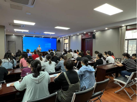 潤馨物業(yè)組織各駐點(diǎn)員工開展專業(yè)保潔技能培訓(xùn)